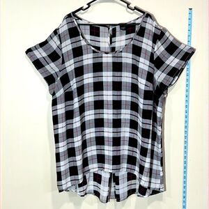 Torrid Black & White Plaid Short Sleeve Top. Size 4 (4X/26).